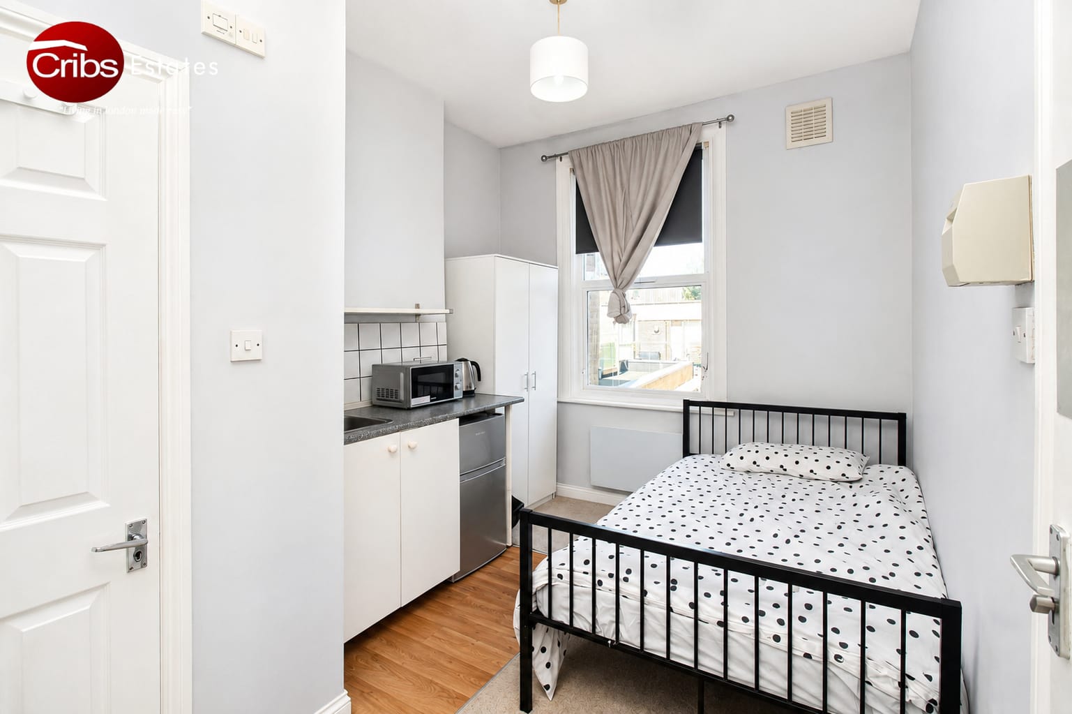 Room Queens Road in Greater London