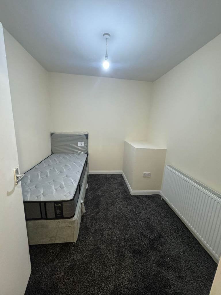 Flat Apsley Crescent in Bradford