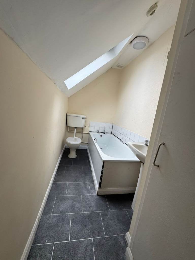 Flat Apsley Crescent in Bradford