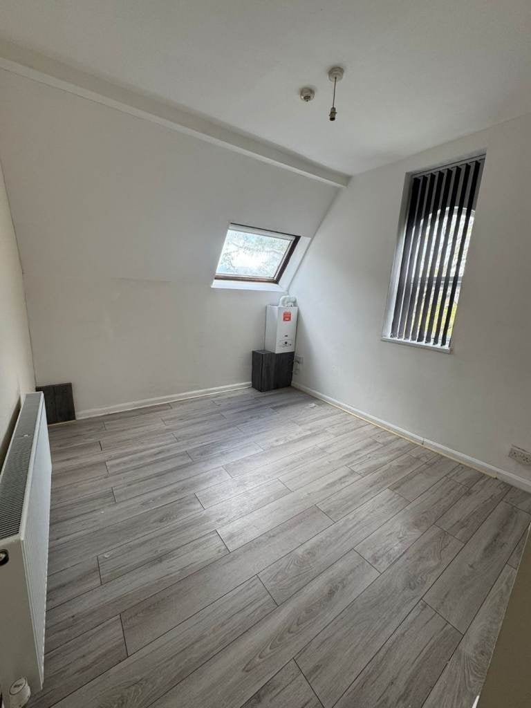 Flat Apsley Crescent in Bradford