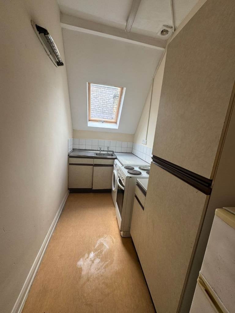 Flat Apsley Crescent in Bradford