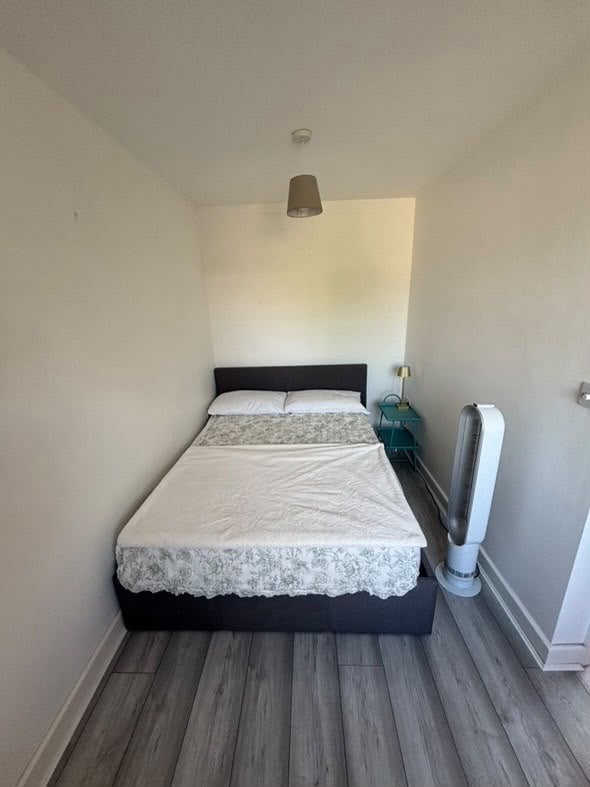 Room Hoe Street in Greater London