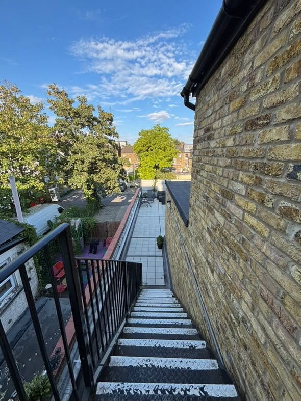 Room Hoe Street in Greater London