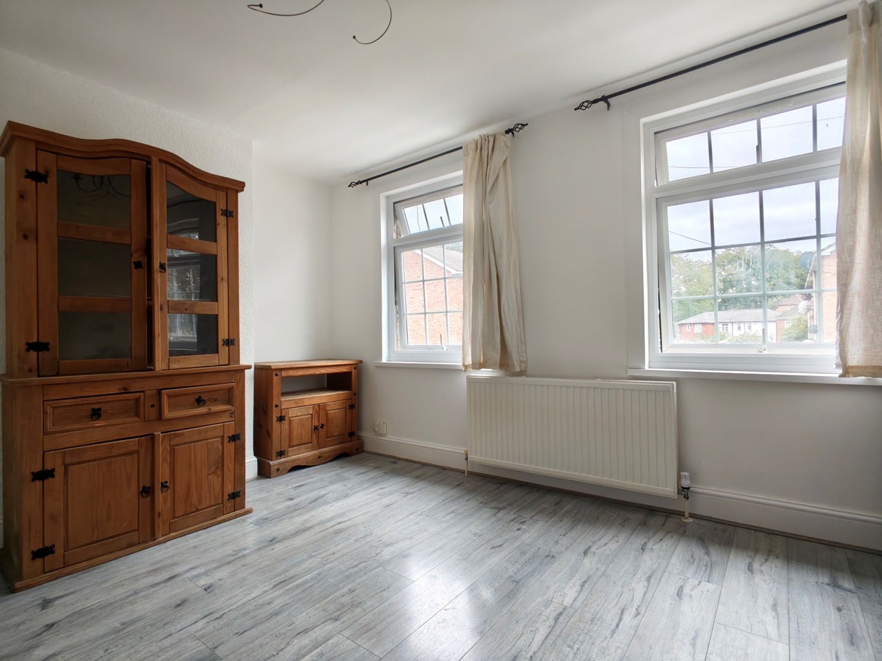Flat Grange Road in Greater London