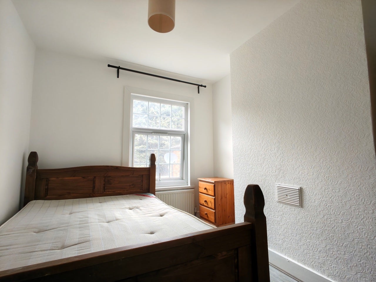 Flat Grange Road in Greater London