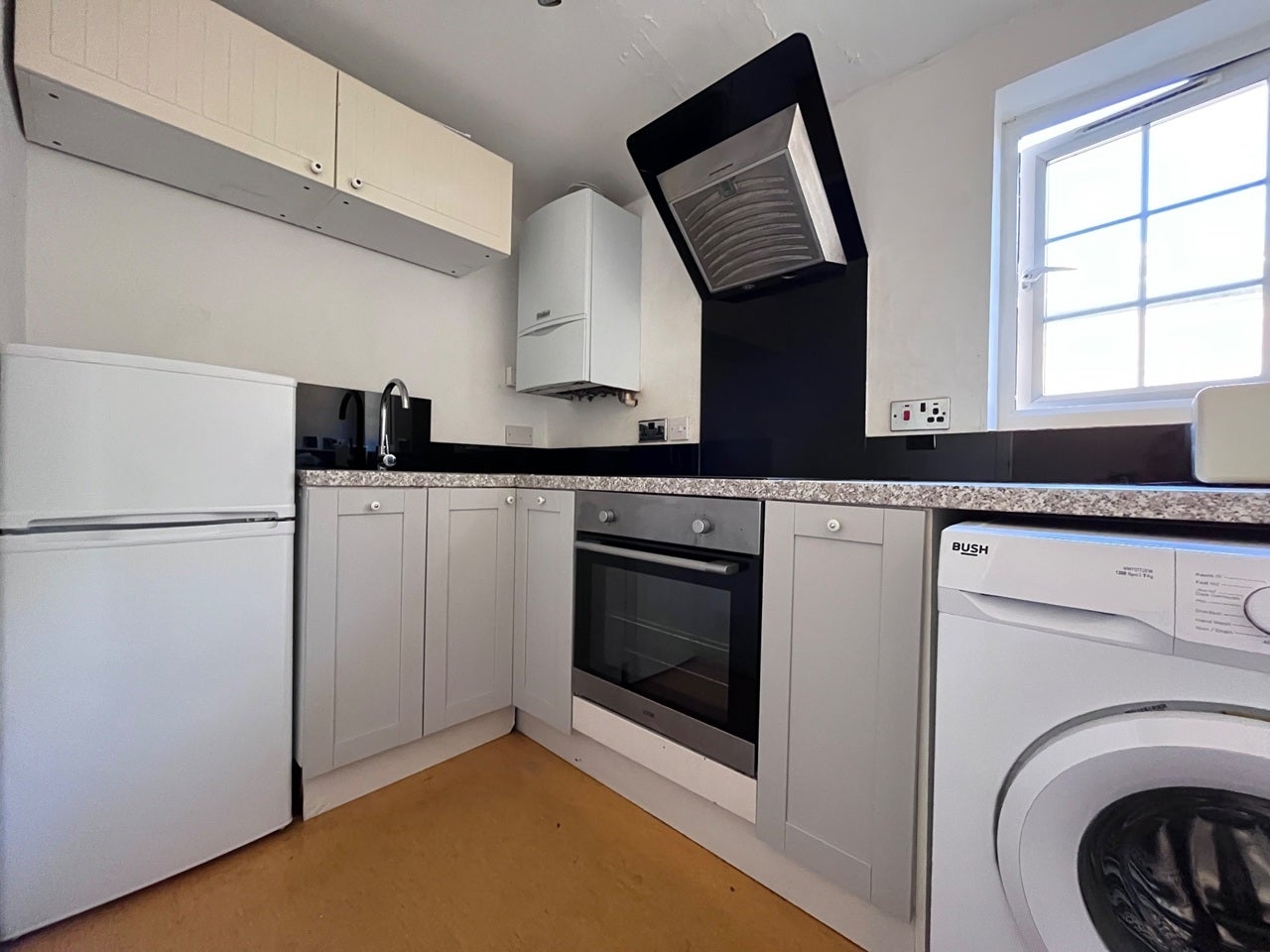Flat Grange Road in Greater London