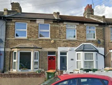 Flat Grange Road in Greater London