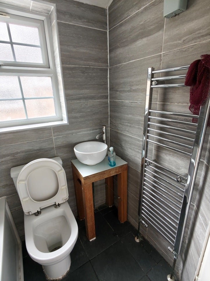 Flat Grange Road in Greater London