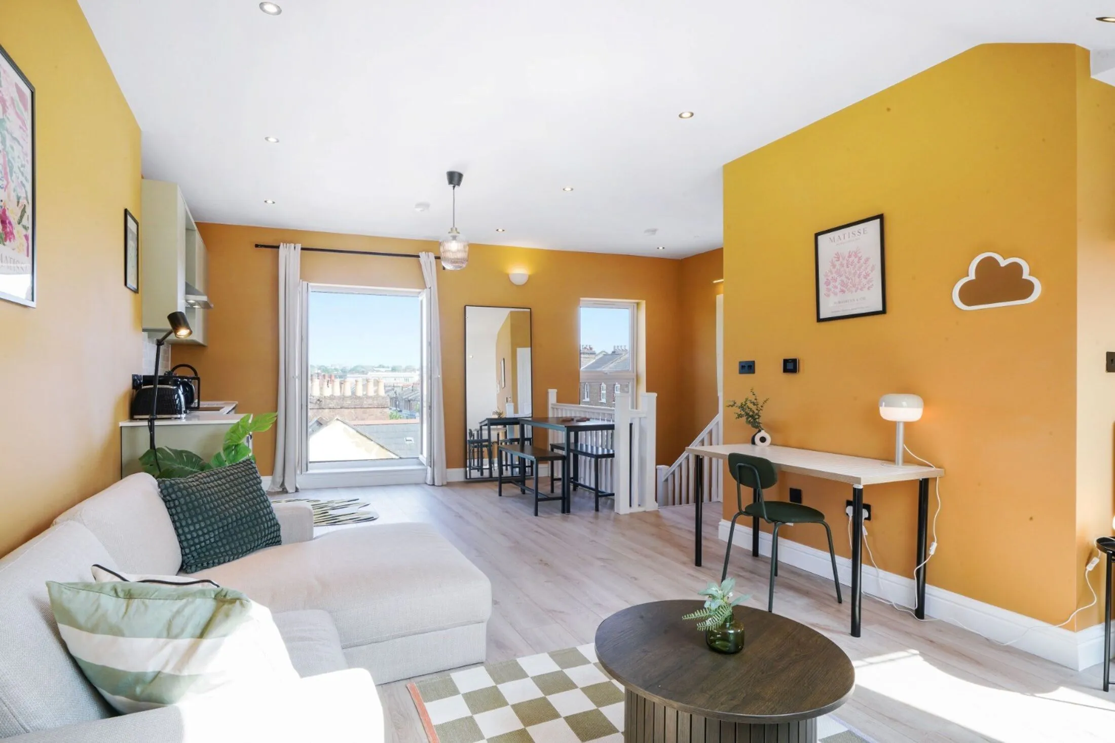 Flat Ravenswood Road in Greater London