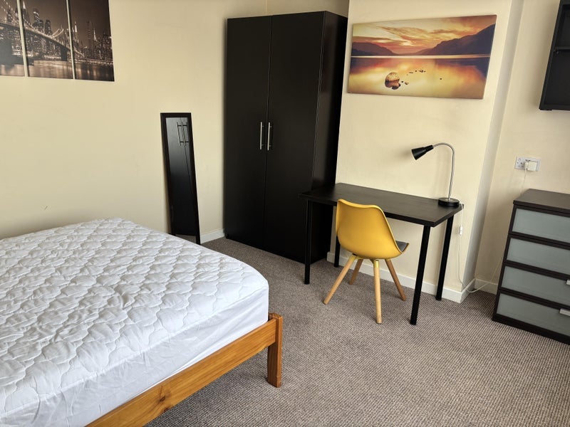 Room Hawthorn Drive in Ipswich