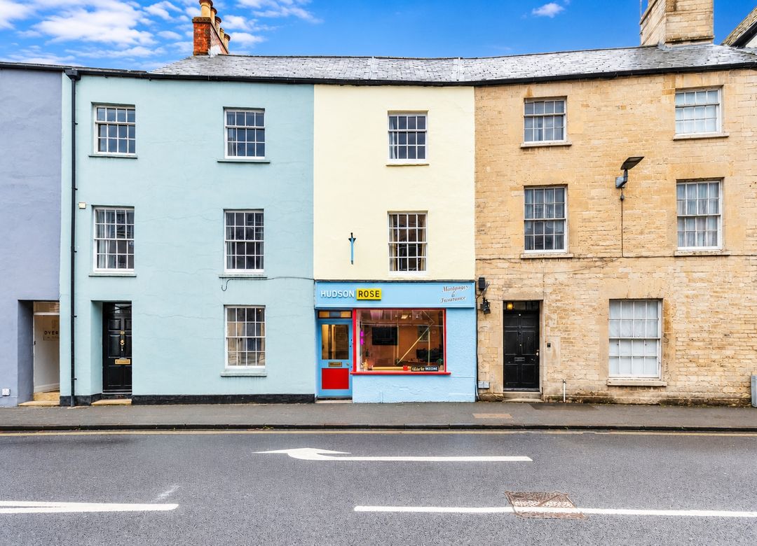Flat Dyer Street in Cotswold District
