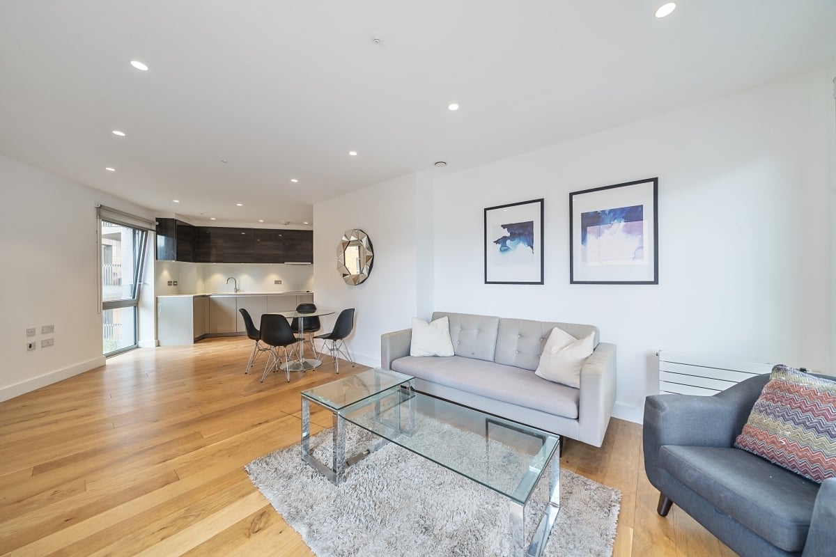 Flat Rathbone Market in Greater London