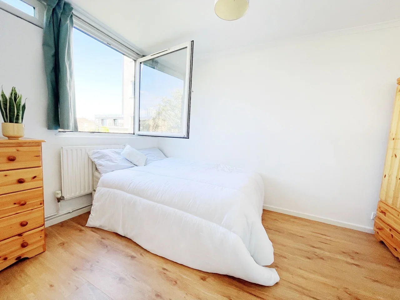 Room Cable Street in Greater London