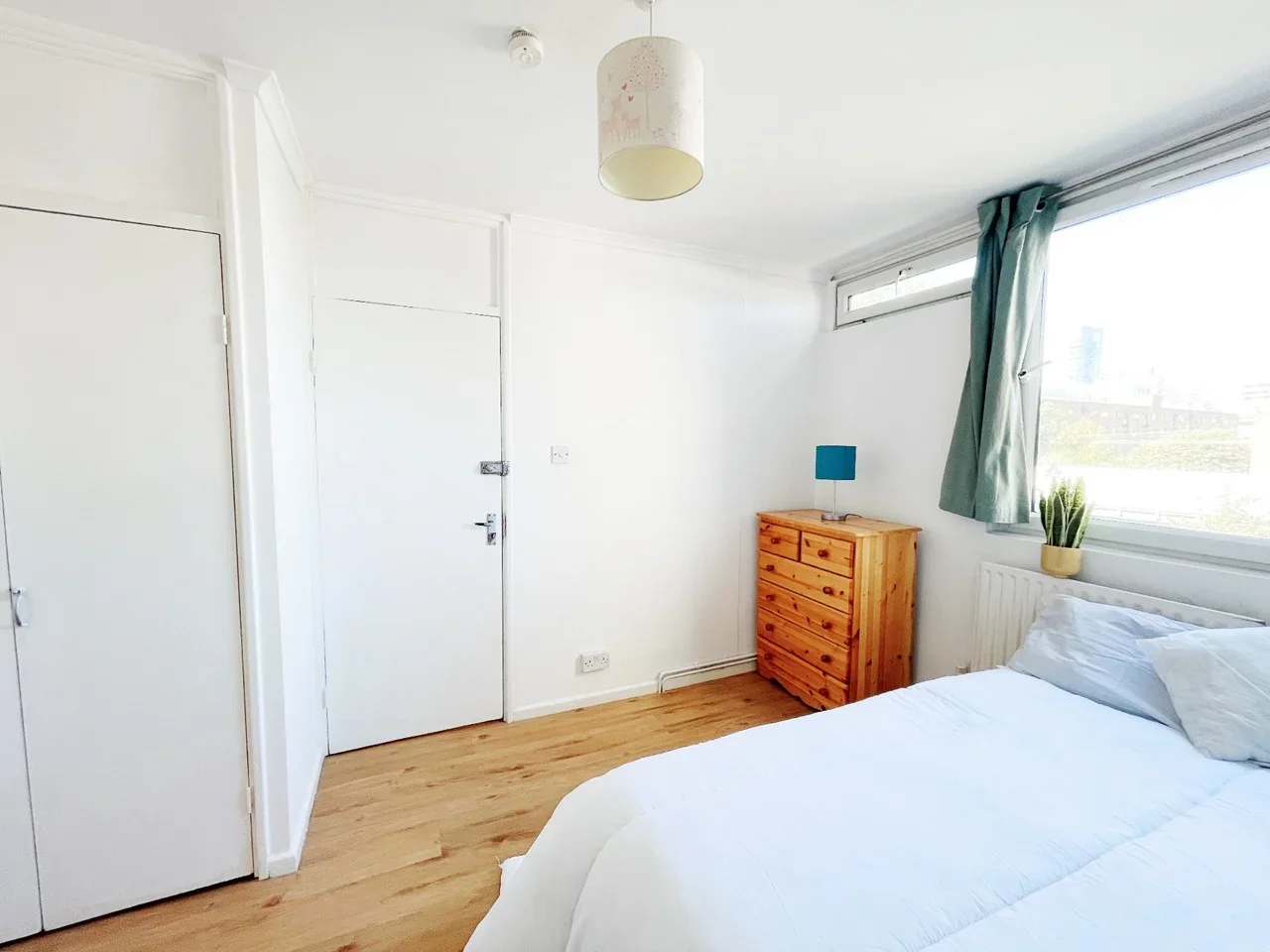 Room Cable Street in Greater London