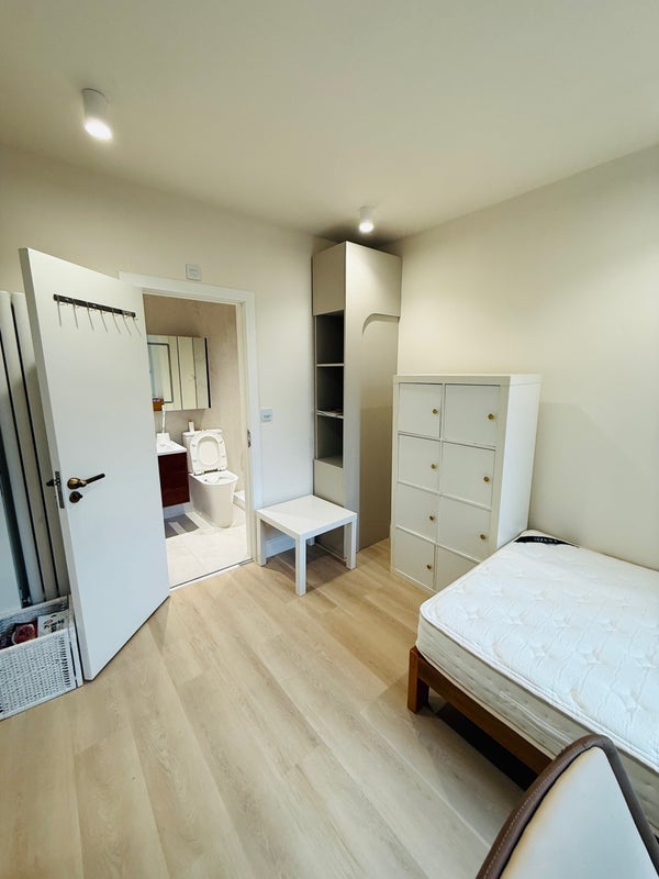 Room South Park Road in Greater London