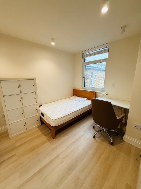 Room South Park Road in Greater London