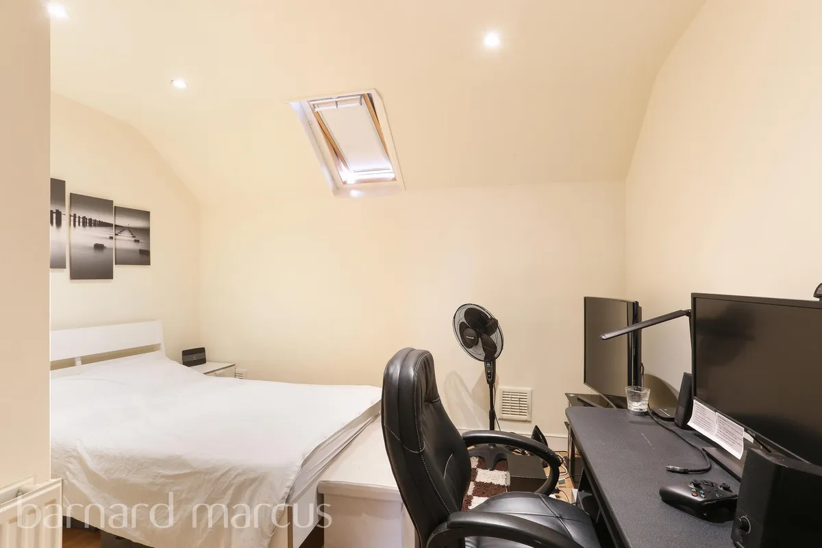 Flat Dalling Road in Greater London