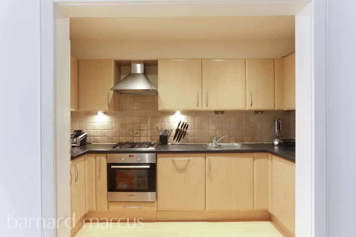 Flat Dalling Road in Greater London