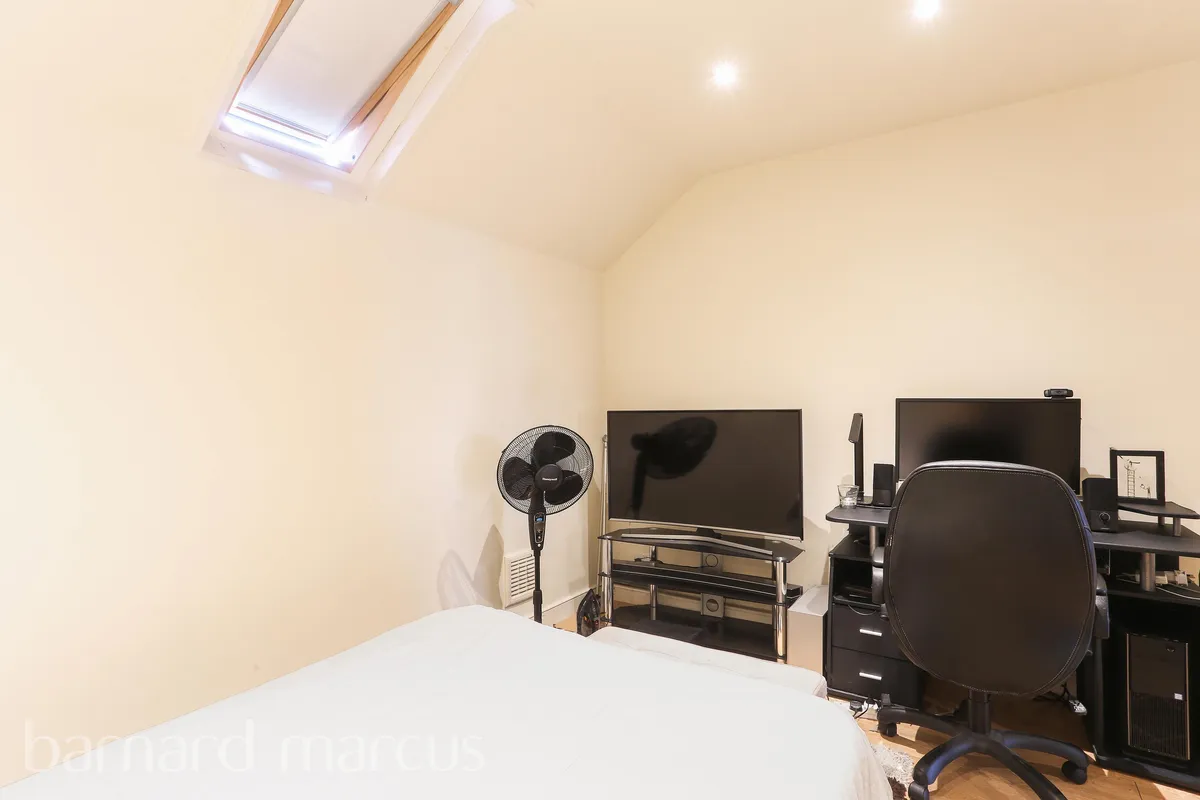 Flat Dalling Road in Greater London