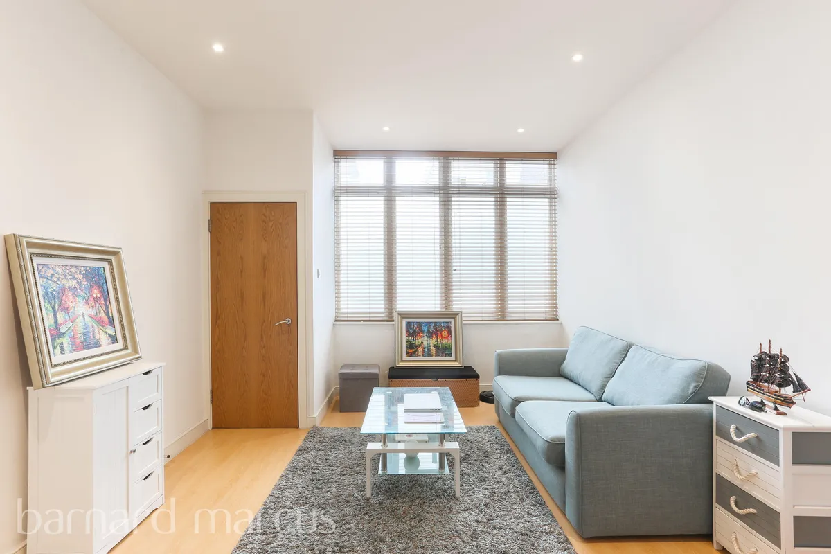 Flat Dalling Road in Greater London
