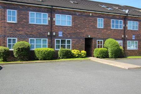 Flat Wallace Drive in Huyton