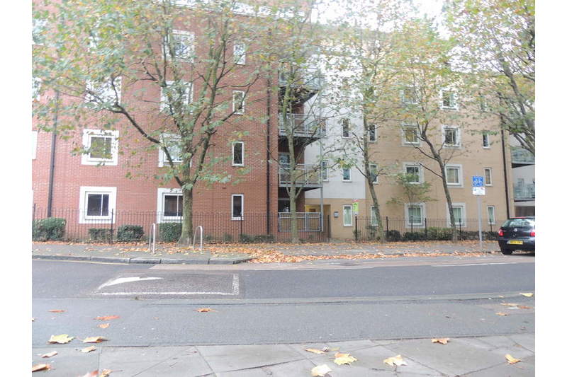 Flat Kirkdale Road in Greater London