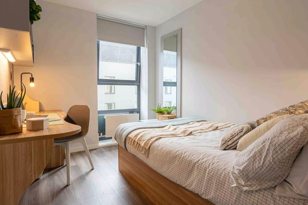 Room Lakeside Way in Greater London