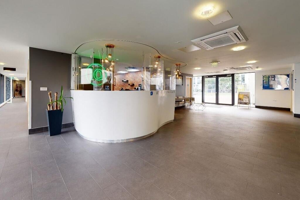 Room Lakeside Way in Greater London