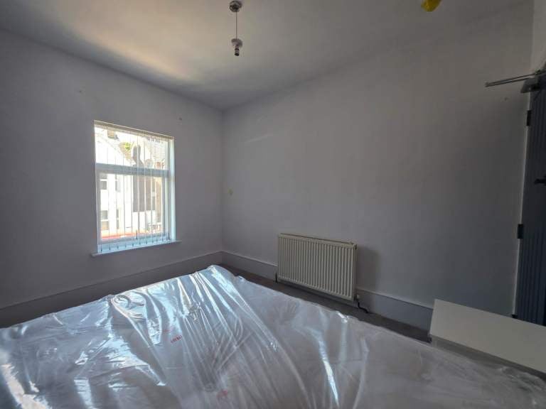 Room Clarendon Road in Luton