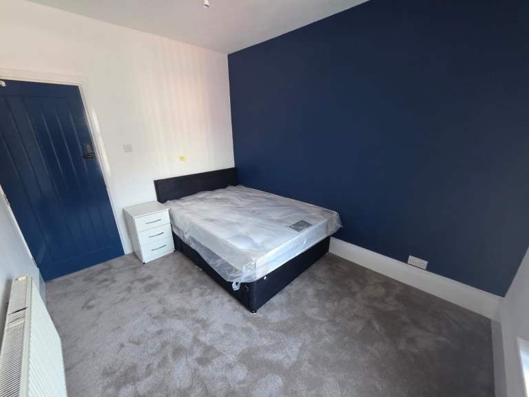 Room Clarendon Road in Luton