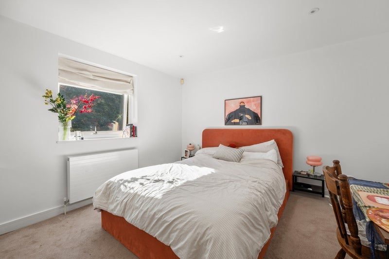 Flat Henfield Road in Greater London