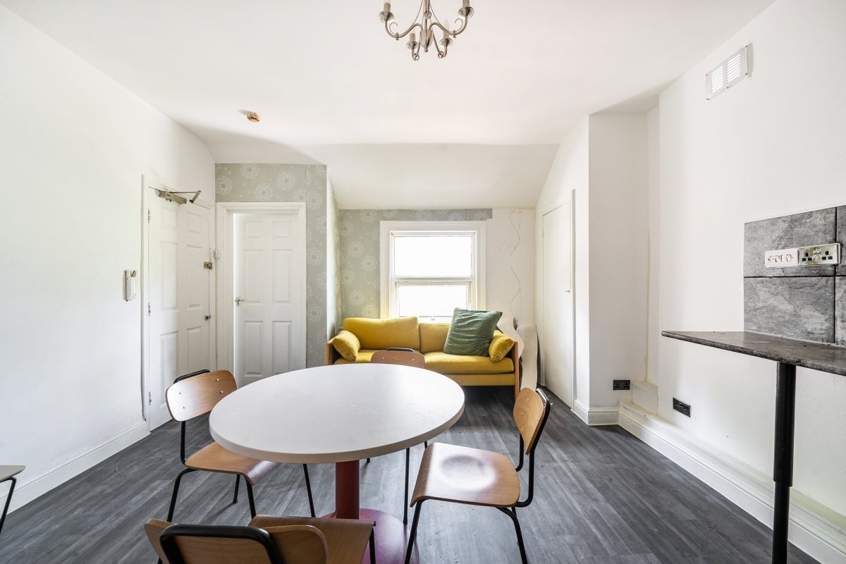 Flat Broadhurst Gardens in Greater London