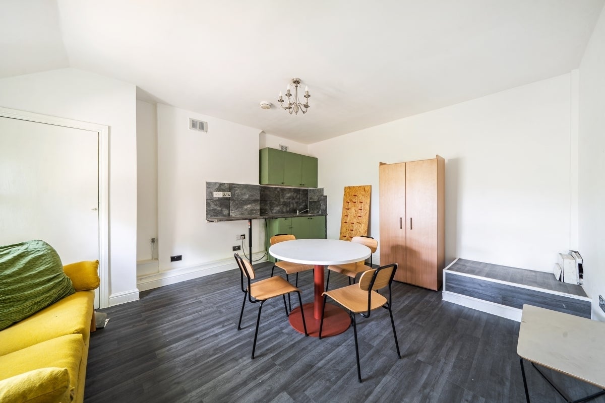 Flat Broadhurst Gardens in Greater London