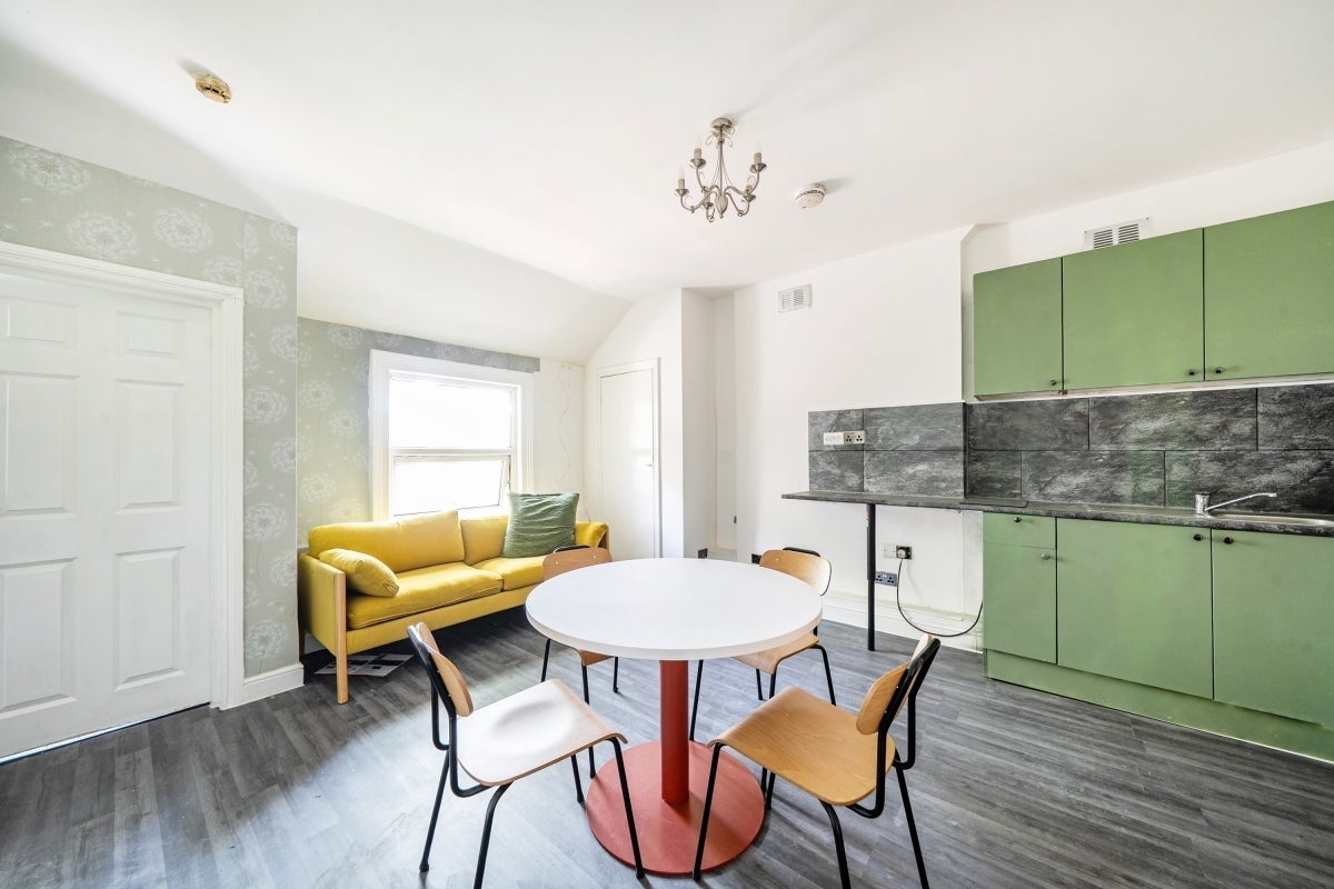 Flat Broadhurst Gardens in Greater London