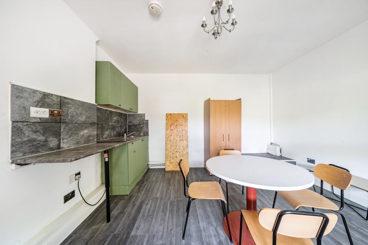 Flat Broadhurst Gardens in Greater London