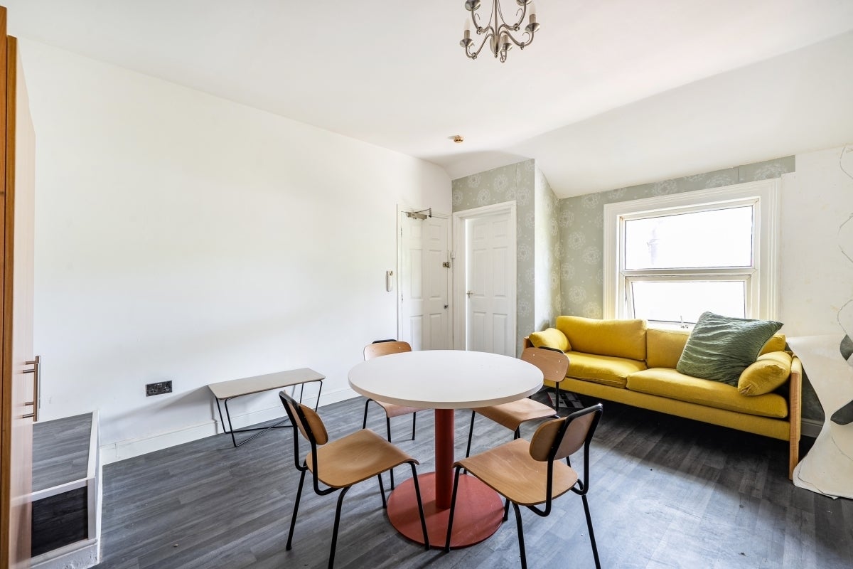 Flat Broadhurst Gardens in Greater London