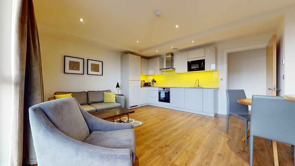 Flat Fairclough Street in Greater London