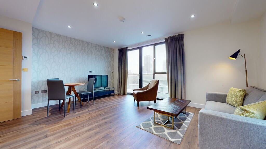 Flat Fairclough Street in Greater London