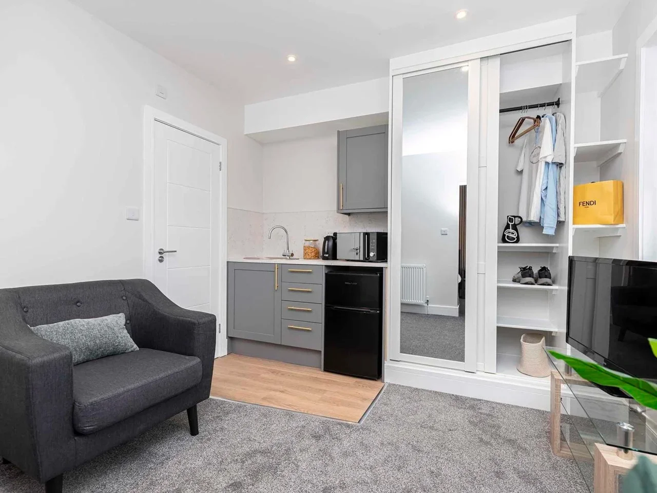 Room Robsall Close in Poole