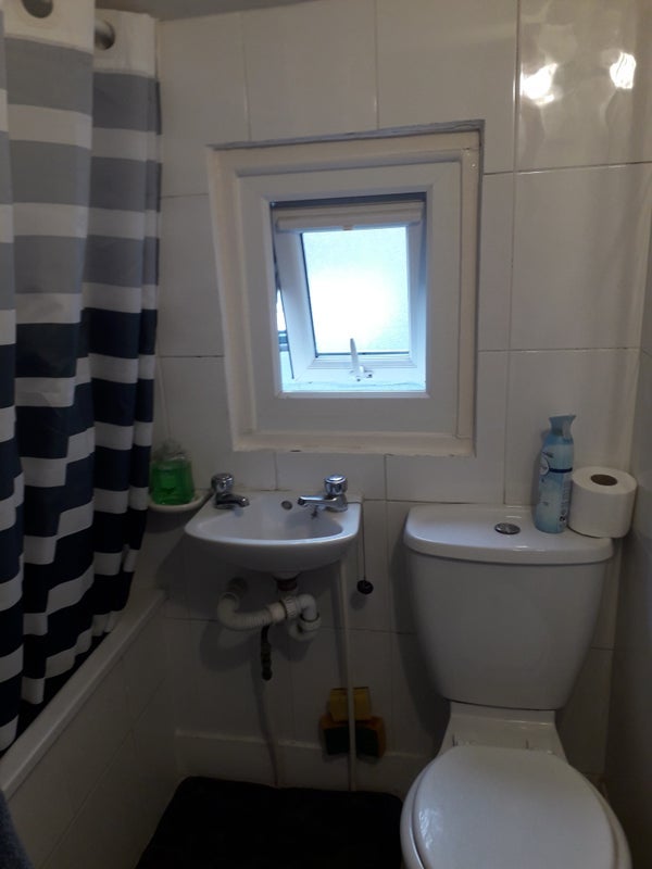 Room Rosebank Road in Greater London