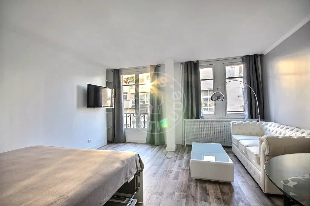 Flat Avenue Pierre-Iᵉʳ-de-Serbie in Paris