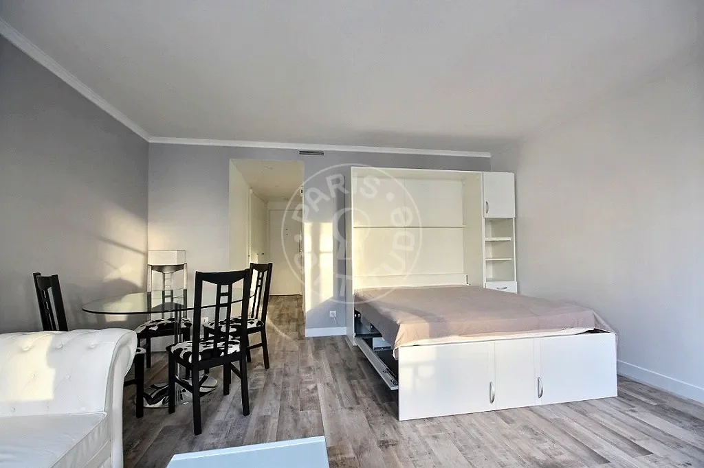 Appartement Avenue Pierre-Iᵉʳ-de-Serbie à Paris