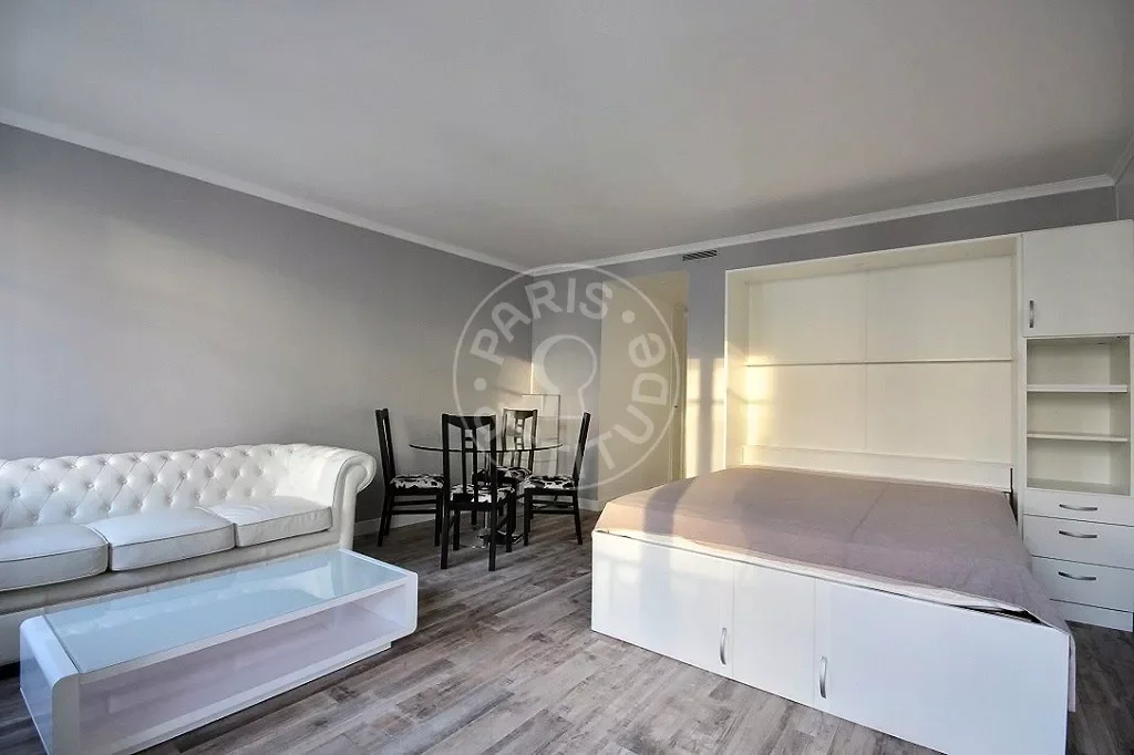 Appartement Avenue Pierre-Iᵉʳ-de-Serbie à Paris