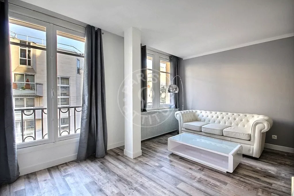 Appartement Avenue Pierre-Iᵉʳ-de-Serbie à Paris