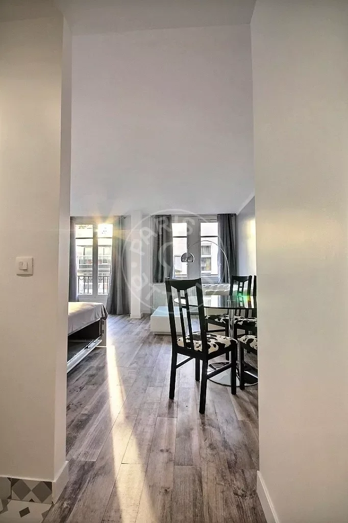 Appartement Avenue Pierre-Iᵉʳ-de-Serbie à Paris