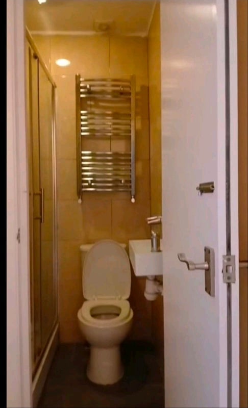 Room Bloomfield Road in Greater London