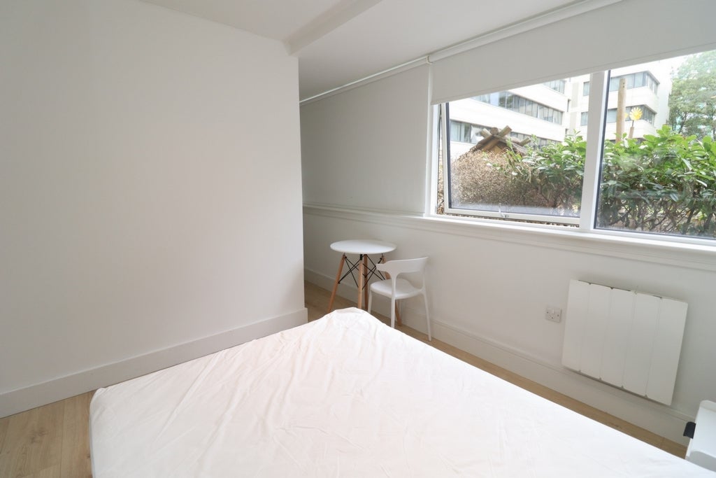 Room Globe Road in Greater London