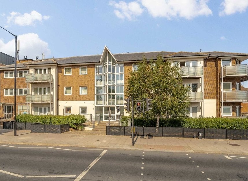 Flat Gruneisen Road in Greater London