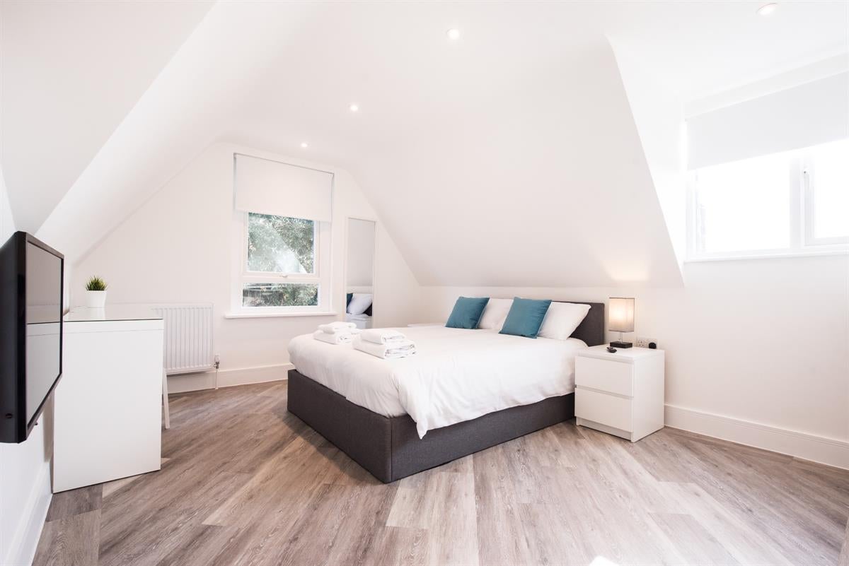 Room Crown Street in Brentwood
