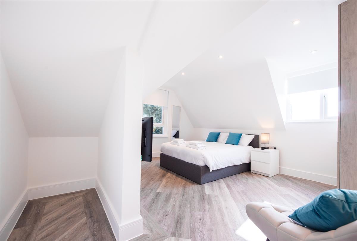 Room Crown Street in Brentwood